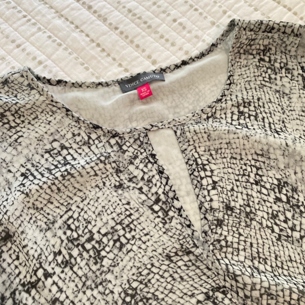 Vince Camuto Gray Snake Keyhole Blouse Animal Print Revival Work Chic Sz XS